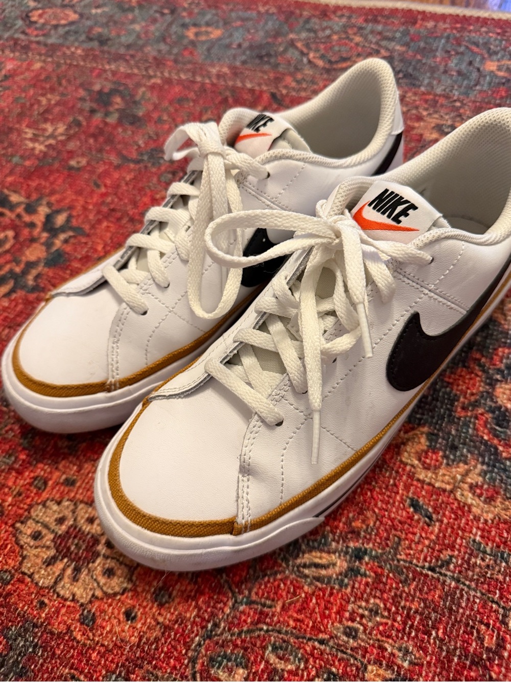 Nike boys 6Y - White Leather Low-Top Sneakers with Black Swoosh and Brown Trim